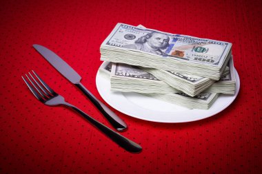 Dolar bir tabak ve çatal bıçak takımı