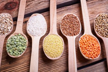 Kabuğu çıkarılmış tane kaşık içinde