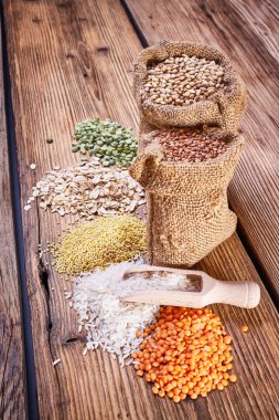 Hububat ahşap bir masa üzerinde ürün yelpazesine