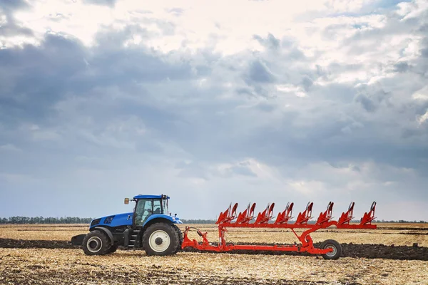 Tracteur travaillant sur le terrain — Photo