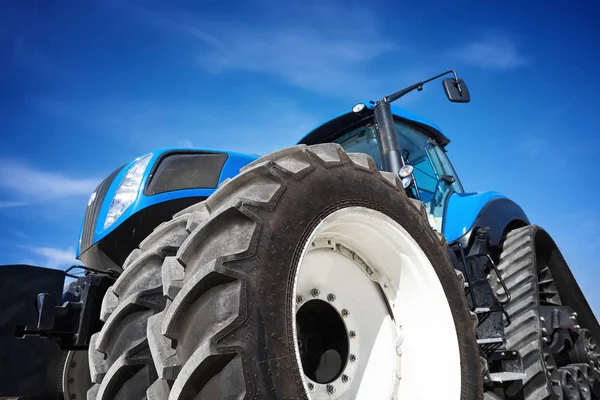 Larvfötter traktorn arbetar i fält — Stockfoto