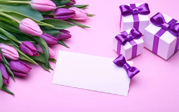 Frühling Tulpen Blumen und Urlaub Accessoires — Stockfoto