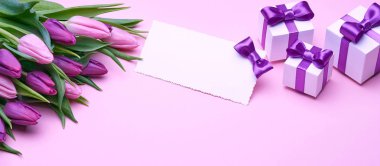 Tatil aksesuarları pembe bir arka plan üzerinde