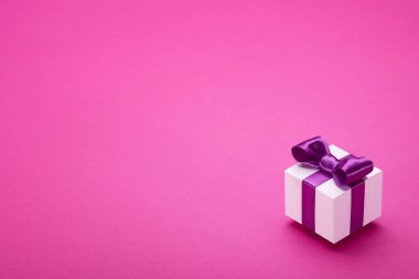 Pembe arka planda bir hediye