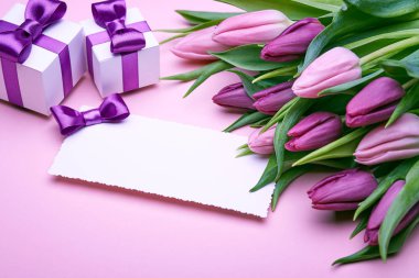 Bahar laleler ve tatil aksesuarları