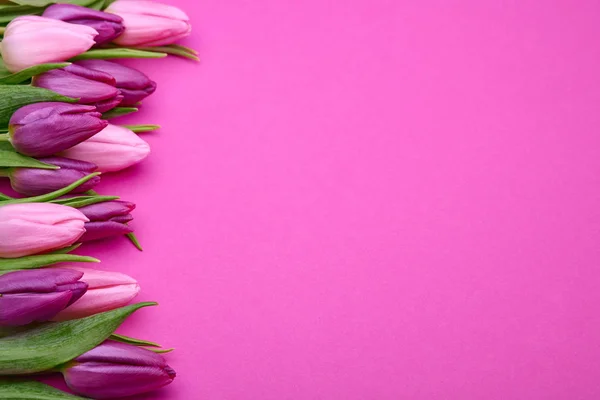 ピンクの背景にチューリップの花束 — ストック写真