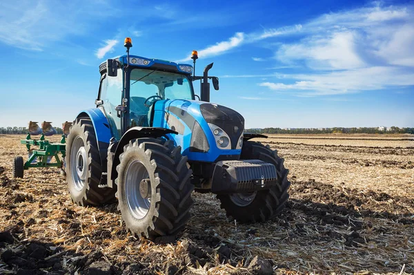 Трактор работает в полевых условиях — стоковое фото