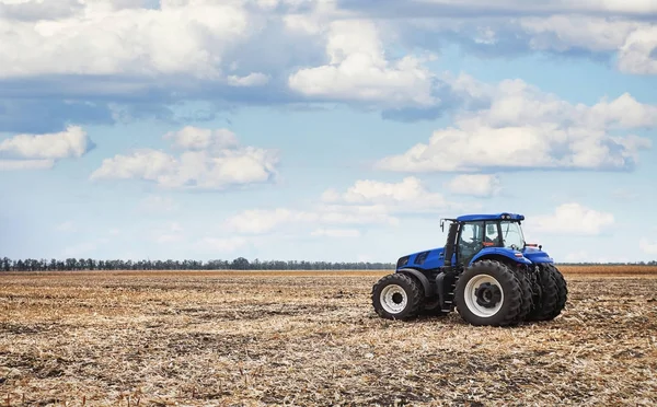 Tractor werkzaam in het veld — Stockfoto