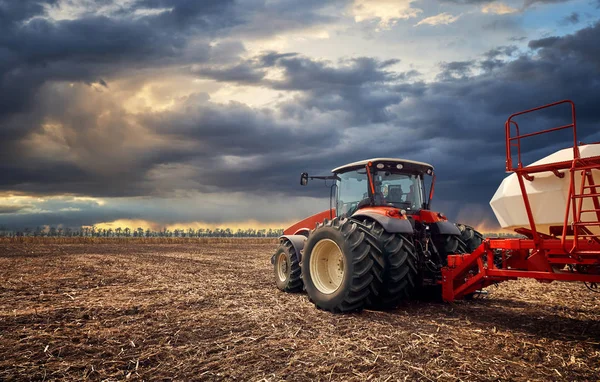 A powerful tractor works in the field — Stock Photo, Image