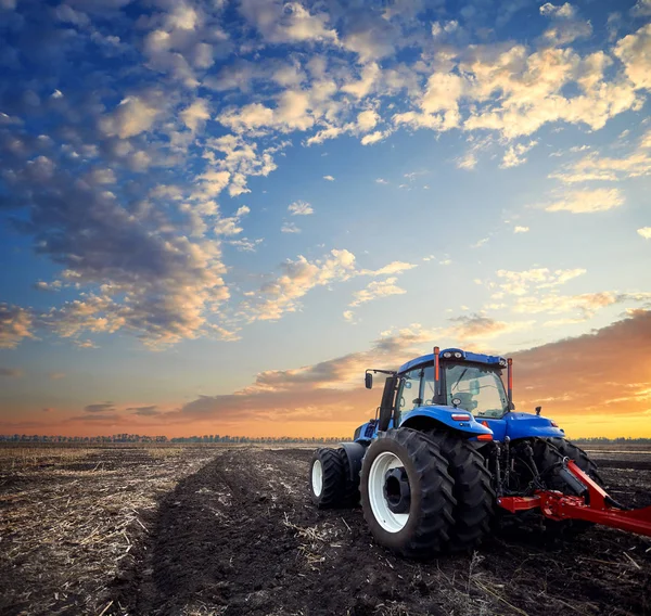 Tractor werkzaam in het veld — Stockfoto