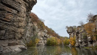 dağ nehir taşları arasında