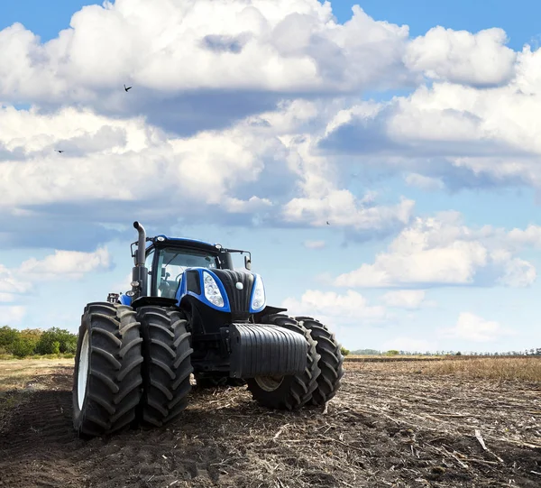 Traktor je práce na farmě — Stock fotografie