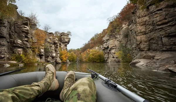 Turista cestuje podél horské řeky — Stock fotografie