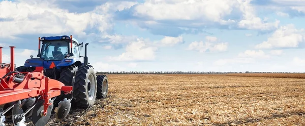 Agricultural machinery works in the field — Stock Photo, Image