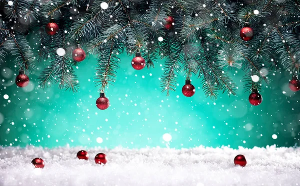 Noel kartı - Karda oyuncaklar Yeni Yıl ağacının altında Telifsiz Stok Imajlar