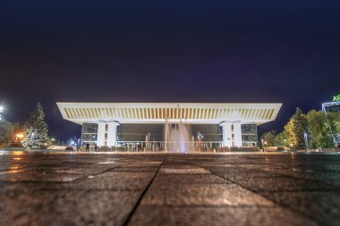 17 / 10 / 2019 Almatı, Kazakistan. Cumhuriyet Sarayı 'nın önü Dostyk Bulvarı ve Abay Bulvarı kavşağında yer almaktadır. Ünlü konser salonu 1970 'te Ussr' de inşa edildi.
