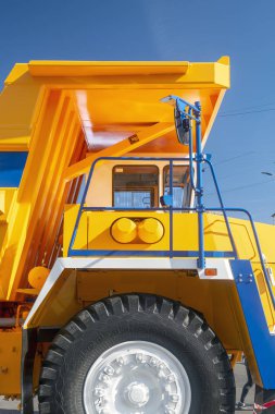 04 / 10 / 2019 Ukrayna, Zhytomyr, Belarus ve Ukrayna Bölgeleri Ii Forumu altındaki Başarı Sergisi 'nde Belaruslu üretici Belaz' ın yan görüntüsü Zhytomyr 'de açıldı