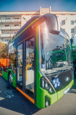 04 / 10 / 2019 Ukrayna, Zhytomyr, Belarus ve Ukrayna bölgeleri Ii Forumu kapsamındaki Başarı Sergisi 'nde Belarus çağdaş çevre dostu şehir elektrikli otobüsü Zhytomyr' de açıldı