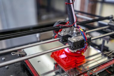 Cnc değirmen makinesi ya da 3D yazıcı üretim aşamasında. modern teknolojiler iş başında