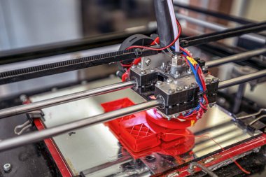 Cnc değirmen makinesi ya da 3D yazıcı üretim aşamasında. modern teknolojiler iş başında