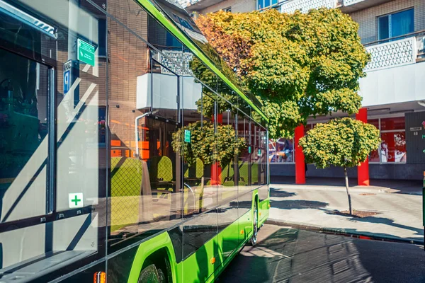 04 / 10 / 2019 Ukrayna, Zhytomyr, Belarus ve Ukrayna bölgeleri Ii Forumu kapsamındaki Başarı Sergisi 'nde Belarus çağdaş çevre dostu şehir elektrikli otobüsü Zhytomyr' de açıldı