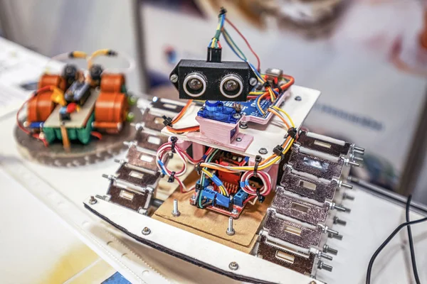 Prototipo Robot Una Exposición Cibernética Joven — Foto de Stock