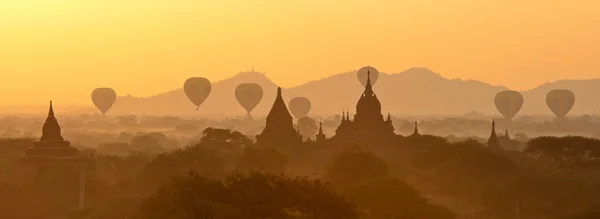 Живописный Потрясающий Восход Солнца Множеством Воздушных Шаров Над Баганом Мьянме — стоковое фото