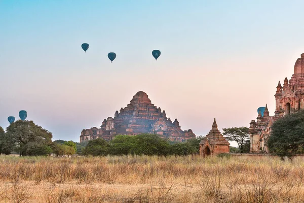 Amanecer Escénico Impresionante Con Muchos Globos Aire Caliente Sobre Bagan — Foto de Stock
