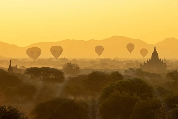 Szcenírozott Lenyűgöző Napfelkelte Sok Hőlégballonnal Bagan Felett Mianmarban Bagan Egy — Stock Fotó