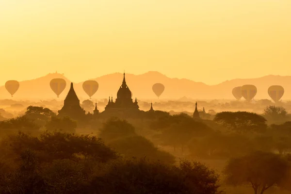 Живописный Потрясающий Восход Солнца Множеством Воздушных Шаров Над Баганом Мьянме — стоковое фото