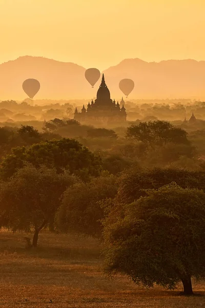 Amanecer Escénico Impresionante Con Muchos Globos Aire Caliente Sobre Bagan — Foto de Stock