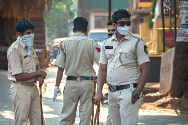 Hindistan, GOA, Arambol, Polis (CRPF) personeli, COVID-19 Coronavirus 'a karşı tedbir olarak Hindistan' ın tecrit ve sokağa çıkma yasağı süresince durduruldu ve kontrol altına alındı