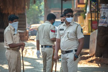 Hindistan, GOA, Arambol, Polis (CRPF) personeli, COVID-19 Coronavirus 'a karşı tedbir olarak Hindistan' ın tecrit ve sokağa çıkma yasağı süresince durduruldu ve kontrol altına alındı