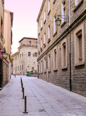 İspanya 'nın Vito şehrinde eski ev ve lambalardan oluşan Paved Caddesi