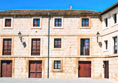 Eski bina armasının ve birkaç windows ile cephe