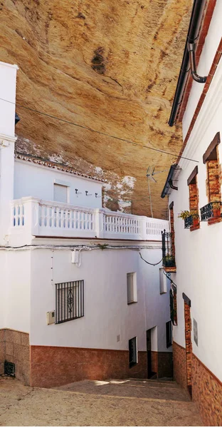 Setenil de las bodegas vellage in Andalusien — Stockfoto