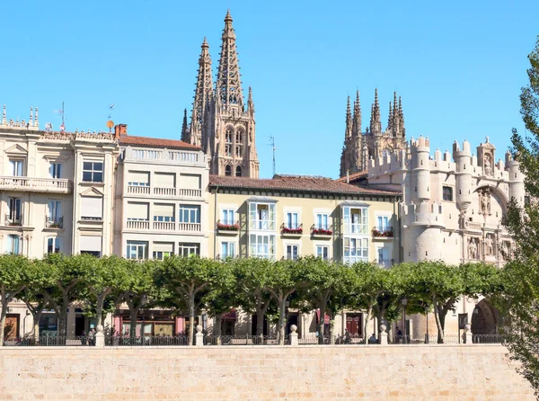 Séta a fák a spanyol város Burgos történelmi fac — Stock Fotó