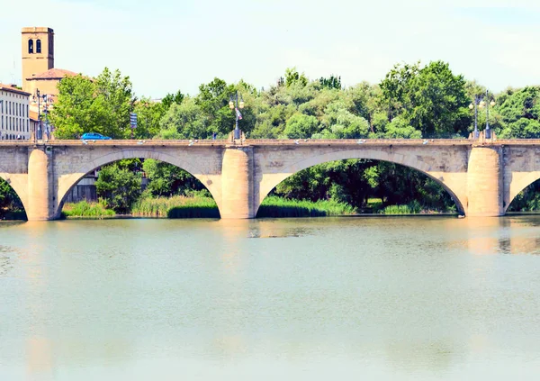 Central hidroeléctrica en el río Ebro —  Fotos de Stock