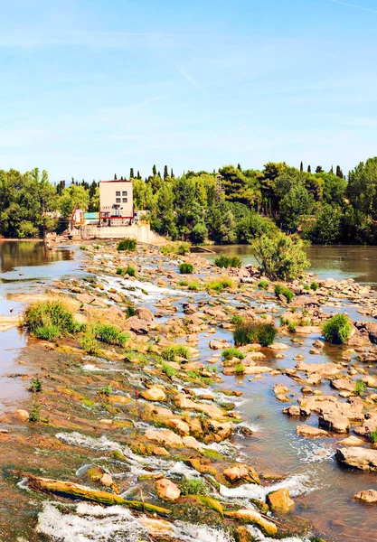 Central hidroeléctrica no rio Ebro — Fotografia de Stock