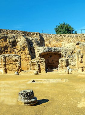 İspanya 'nın güneyinde güneşli bir günde Carmona' nın Roma harabeleri