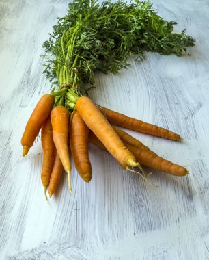 Beyaz arkaplanla çevrili havuç sürüsü