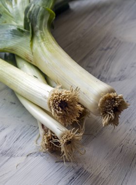  Beyaz arkaplan ile çevrili kereviz kümesi