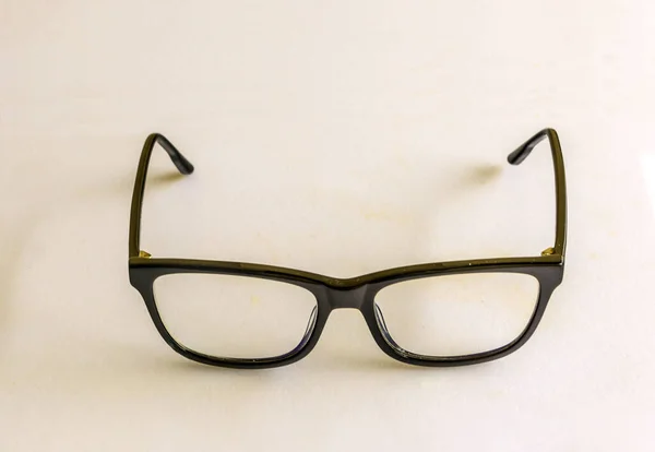 Óculos Pretos Cercados Por Fundo Branco — Fotografia de Stock