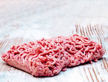 Rustik arka tarafından çevrili kıyma