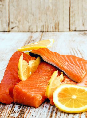 Rustik arka tarafından çevrili somon