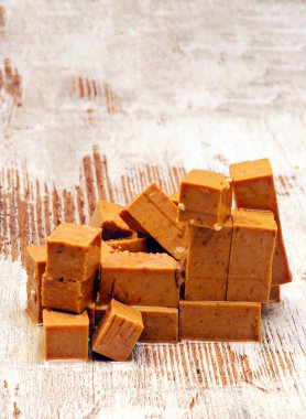 Rustik arka tarafından çevrili Noel tatlılar