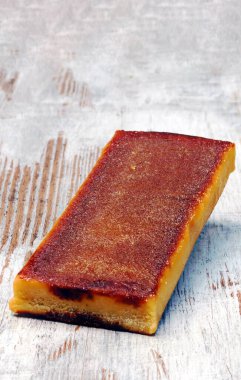 Rustik arka tarafından çevrili Noel tatlılar