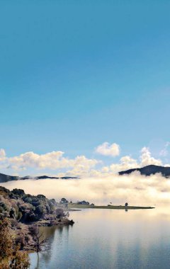 İspanya 'nın güneyinde güneşli bir günde Endülüs' te dağlı bir göl