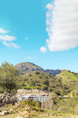 Güneşli bir günde İspanya 'nın sesindeki Casares Dağı