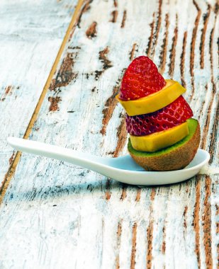 Rustik arka tarafından çevrili meyve